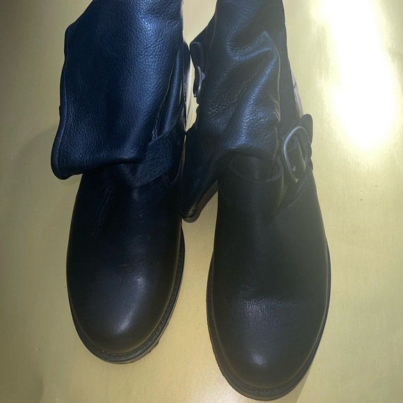 Frye - Picture 4 of 15